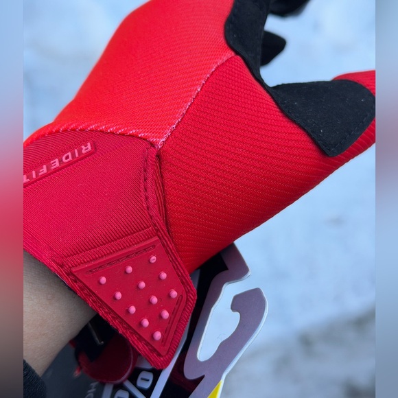 Gloves - Picture 5 of 10